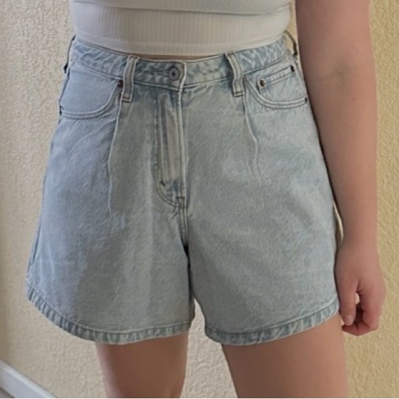 Abercrombie & Fitch Pants - Abercrombie & Fitch Curve Love High Rise
Loose Shorts Light Wash